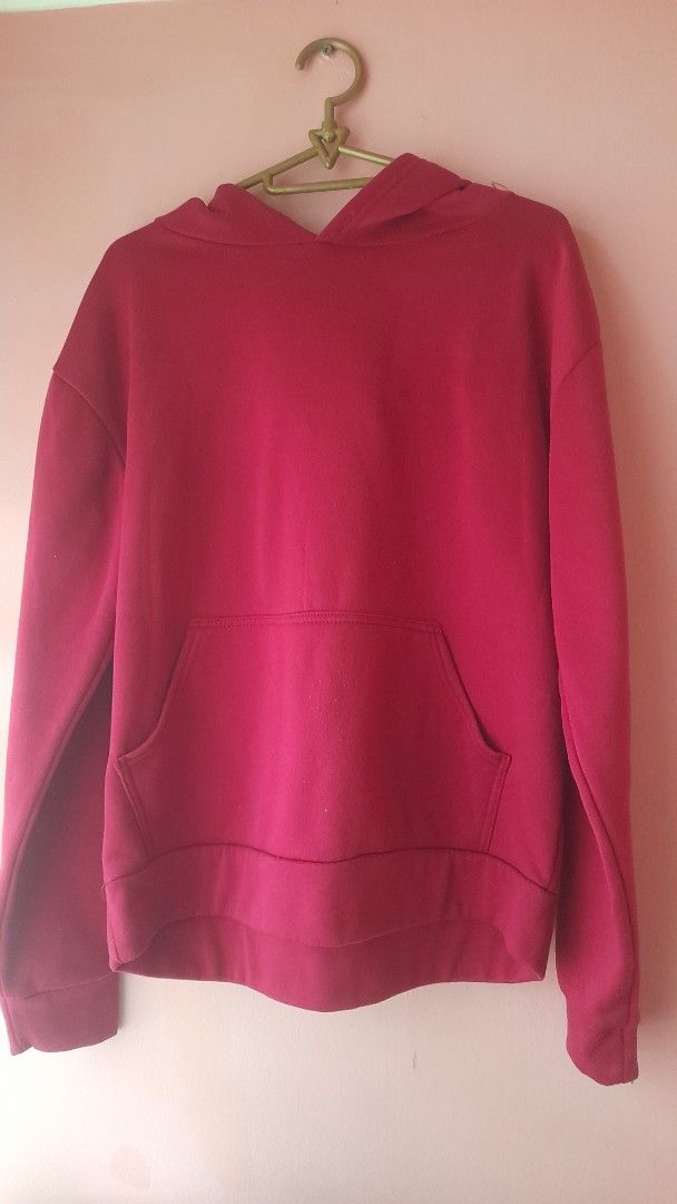 Maroon Hoodie with Pocket (Category: Hoodies) located in Manila. Submitted by sec0ndbloom (Listing ID 1455354125, Image 1). Description: - Cozy maroon hoodie - Features a convenient front pocket - Long sleeves with ribbed cuffs - Ribbed hem for a snug fit - Ideal for daily wear and layering.