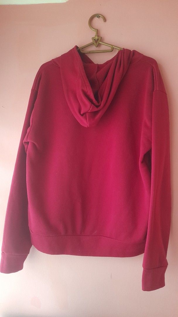 Maroon Hoodie with Pocket (Category: Hoodies) located in Manila. Submitted by sec0ndbloom (Listing ID 1455354125, Image 2). Description: - Cozy maroon hoodie - Features a convenient front pocket - Long sleeves with ribbed cuffs - Ribbed hem for a snug fit - Ideal for daily wear and layering.