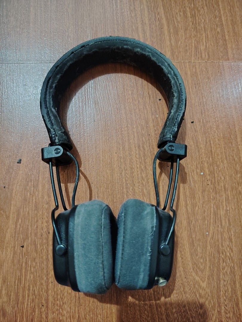Marshall Major III Bluetooth Headphones (Category: Headphones & Headsets) located in Caloocan City. Submitted by ikrylmanis18281 (Listing ID 1455457343, Image 2). Description: - Marshall Major III Bluetooth Headphones - Color: Black - Condition: Functional, with visible wear on headband and earcups - Includes: what you see what you get - Honest Issue battery.