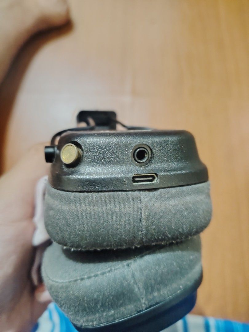 Marshall Major III Bluetooth Headphones (Category: Headphones & Headsets) located in Caloocan City. Submitted by ikrylmanis18281 (Listing ID 1455457343, Image 3). Description: - Marshall Major III Bluetooth Headphones - Color: Black - Condition: Functional, with visible wear on headband and earcups - Includes: what you see what you get - Honest Issue battery.