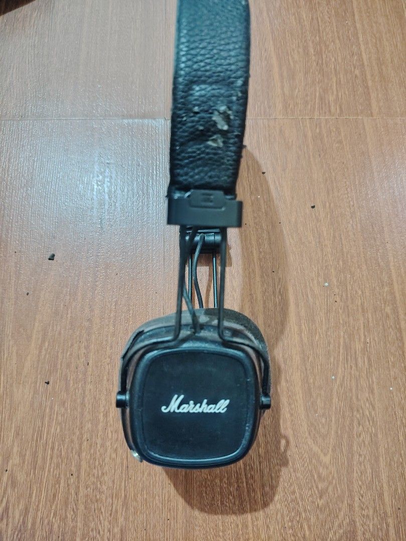 Marshall Major III Bluetooth Headphones (Category: Headphones & Headsets) located in Caloocan City. Submitted by ikrylmanis18281 (Listing ID 1455457343, Image 1). Description: - Marshall Major III Bluetooth Headphones - Color: Black - Condition: Functional, with visible wear on headband and earcups - Includes: what you see what you get - Honest Issue battery.