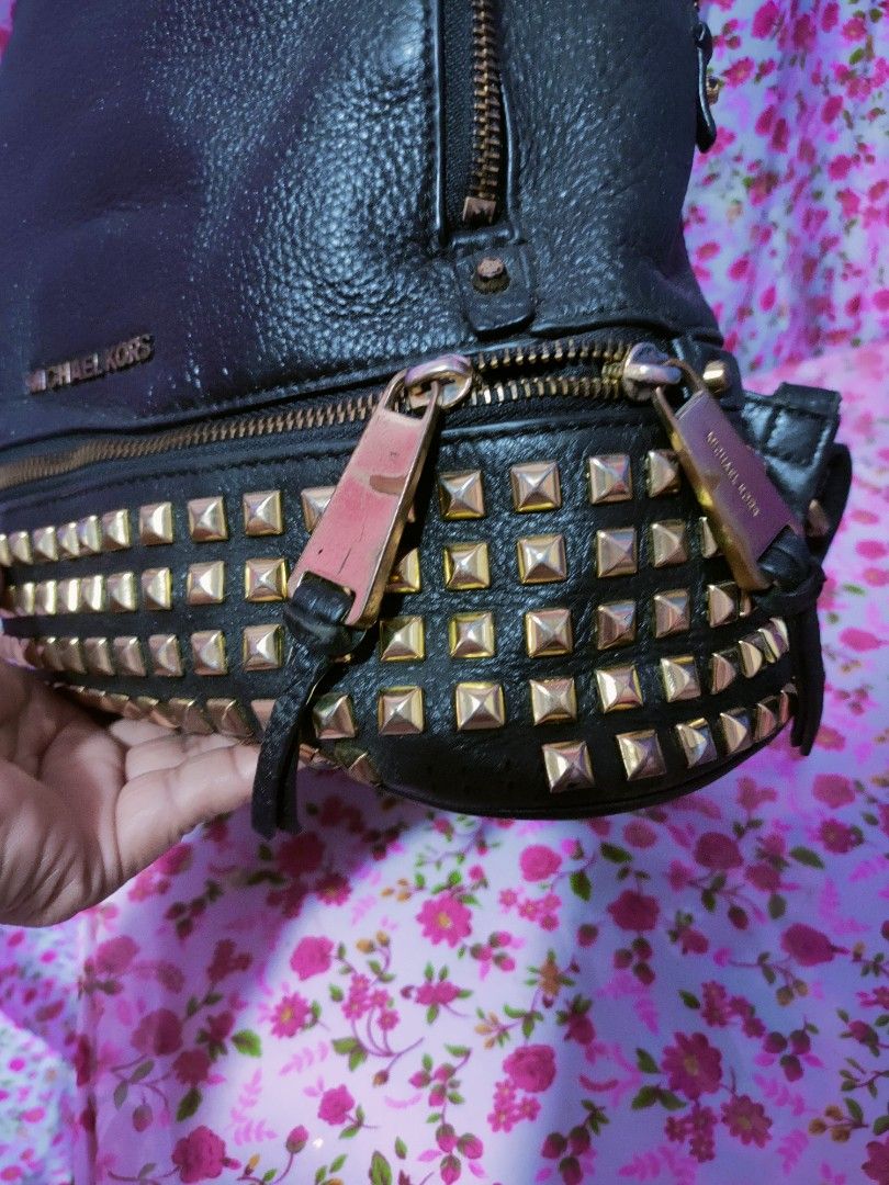 Michael kors bagpack small to mid size (Category: Luxury Bags & Wallets) located in Digos. Submitted by MarieBags (Listing ID 1455468667, Image 3). Description: genuine leather sign of used on hardware may natanggal na rebates pero hindi naman nakakasira ng ganda nya, pwede pang aura dahil di gaanong malaki.