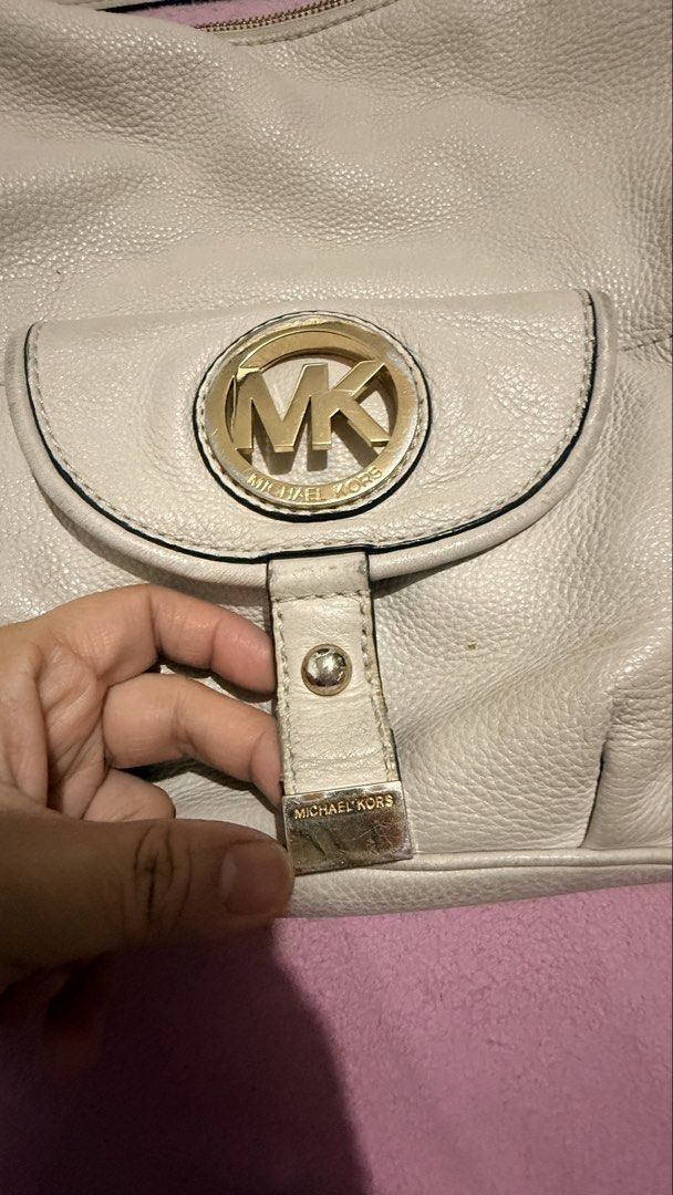 Michael Kors Cream Leather Shoulder Bag (Category: Luxury Bags & Wallets) located in Bacoor. Submitted by reich23 (Listing ID 1455449567, Image 2). Description: - Authentic Michael Kors cream leather shoulder bag - tarnish gold hardware - Secure top zipper closure - Convenient front flap pocket with magnetic snap - Comfortable and stylish shoulder strap - Spacious interior, ideal for daily essentials - A versatile and chic everyday bag.