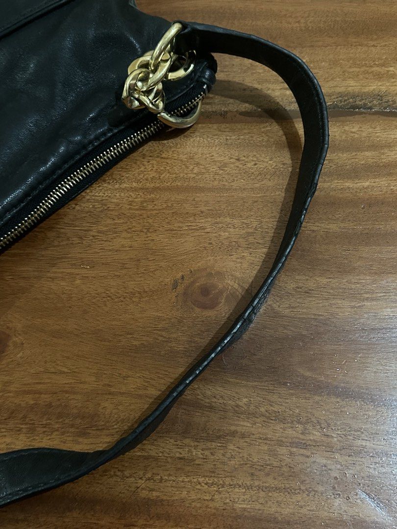 Michael Kors kili bag bundle (Category: Shoulder Bags) located in Quezon City. Submitted by riavero (Listing ID 1455374851, Image 3). Description: Sold as set michael kors with silicone/ jelly tag & no brand handbag - may own listing yung green handbag dito if gusto niyo purchase ng separate - MK have silicone/jelly tag; needs cleaning, fadings sa hardware but YKK on zip & cracks sa handle.