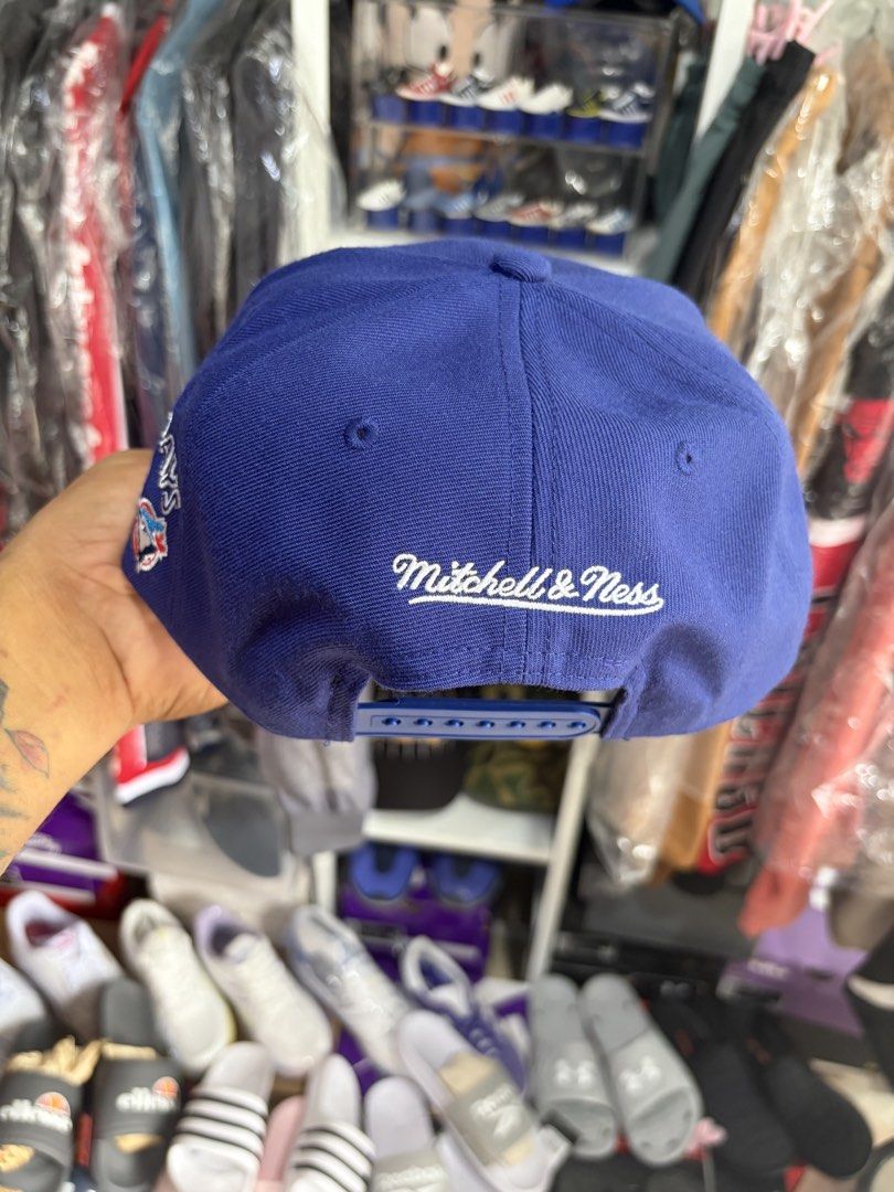 Mitchell & Ness Toronto Blue Jays Big logo (Category: Caps & Hats) located in Pinamalayan. Submitted by danilotubero08 (Listing ID 1455397575, Image 3). Description: Mitchelle & Ness Toronto Blue Jays Big logo brand new no brim sticker.