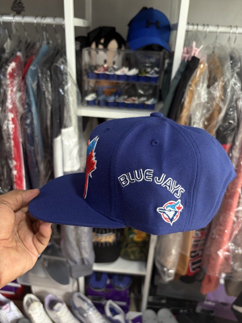 Mitchell & Ness Toronto Blue Jays Big logo (Category: Caps & Hats) located in Pinamalayan. Submitted by danilotubero08 (Listing ID 1455397575, Image 2). Description: Mitchelle & Ness Toronto Blue Jays Big logo brand new no brim sticker.