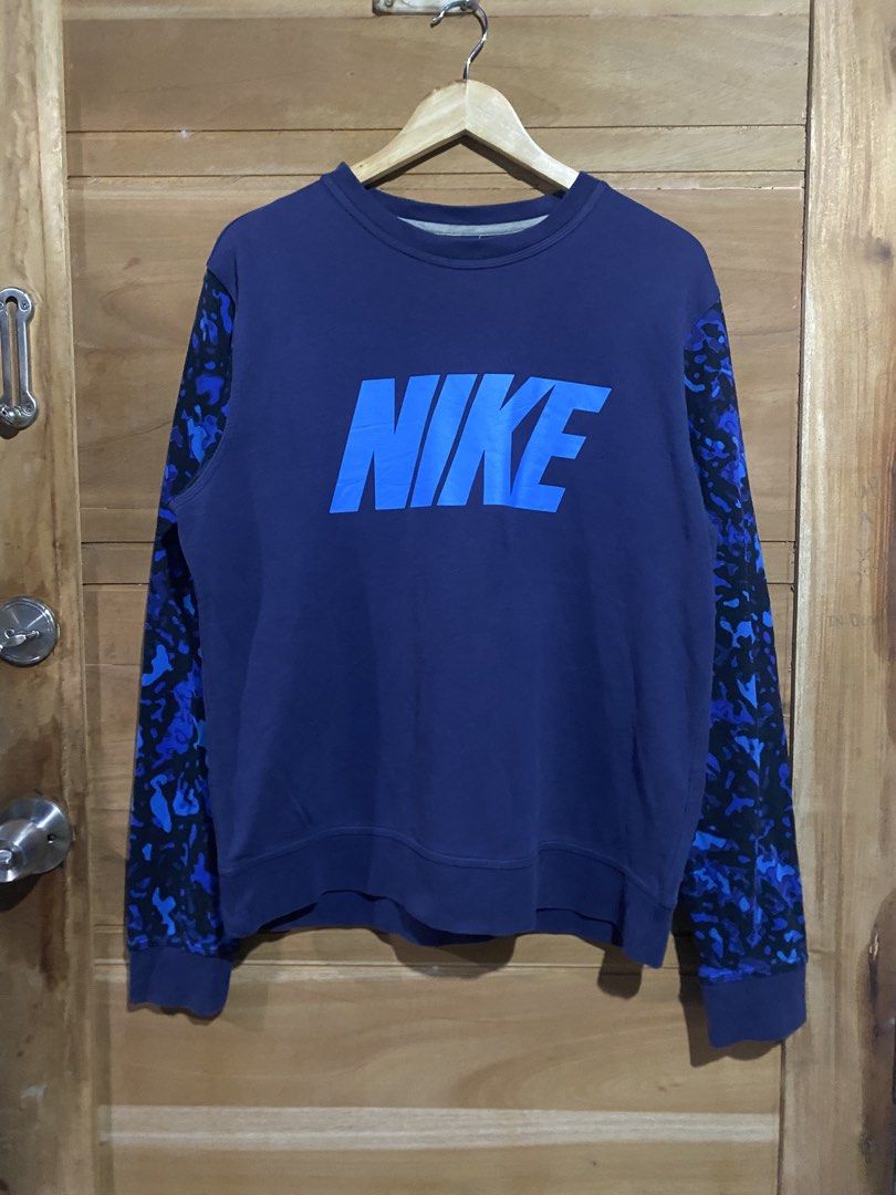 Nike camouflage sleeve sweatshirt (Category: Coats, Jackets and Outerwear) located in Manila. Submitted by sixbysix (Listing ID 1455496669, Image 1). Description: Dimes 23x27 Color rate 9.8/10 Condition 9.5/10 Issue none .