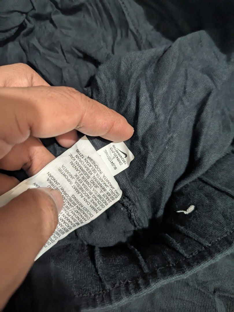 Nike embroid jogger (Category: Joggers) located in Labo. Submitted by ronelryan (Listing ID 1455415180, Image 3). Description: As new Large on tag White tag 30-34 L 36.