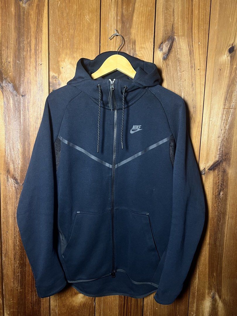 Nike Techfleece Hoodie (Category: Hoodies) located in Baguio. Submitted by kAzuMi41 (Listing ID 1455405765, Image 2). Description: Nike Techfleece Hoodie Large size .