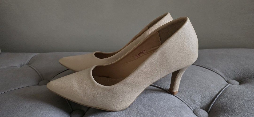 Noblesse Beige Pointed Toe Stiletto Heels (Category: Heels) located in Cainta. Submitted by mayiaba (Listing ID 1455386072, Image 3). Description: - Brand: Noblesse size 37 - Color: Beige - Style: Pointed toe heels, classic pump - Heel Type: Stiletto - Versatility: Perfect for dressing up or down - Comfort: Suitable for work or events - Condition: Please check photos for details 199+Shipping (LastPricePosted) Pay via maya/ gcash/bdo Deliverviagra