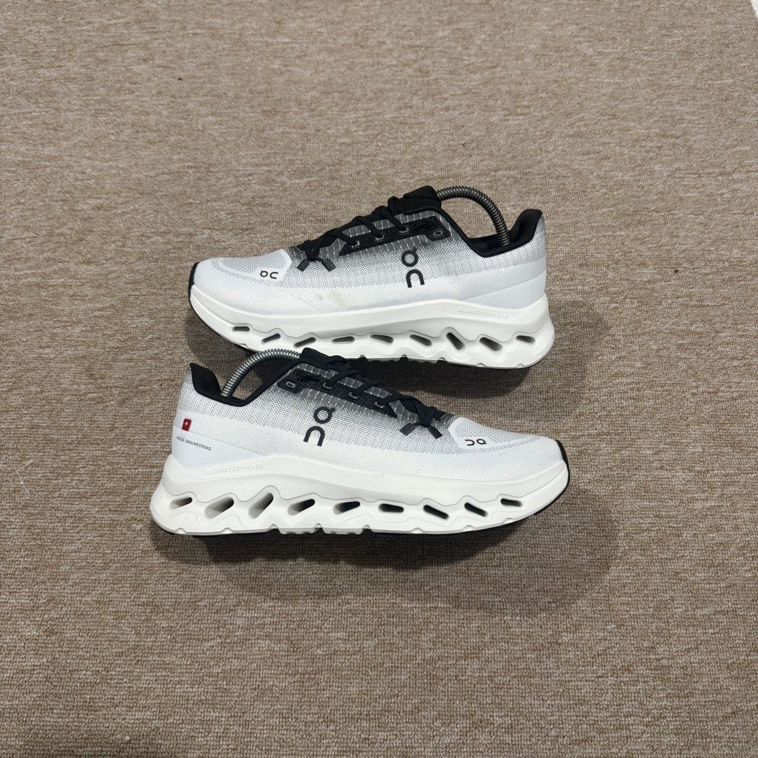 ON CLOUD TILT BLACK IVORY (Category: Sneakers) located in Cebu City. Submitted by cjayzuno04940 (Listing ID 1455494440, Image 1). Description: ON CLOUD TILT BLACK IVORY ORIGINAL✅ US MENS-8.5 EUR-42 CM-26.5 EXCELLENT CONDITION .