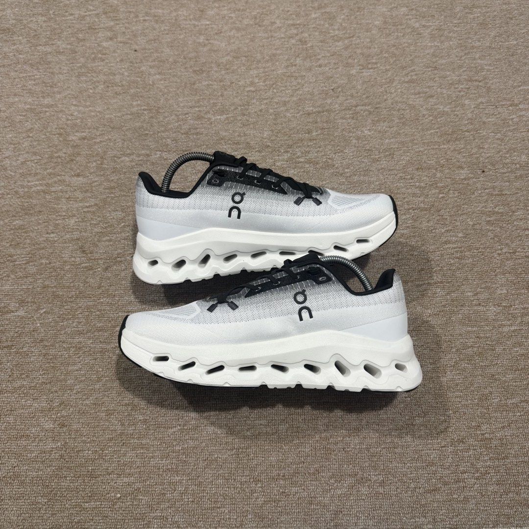 ON CLOUD TILT BLACK IVORY (Category: Sneakers) located in Cebu City. Submitted by cjayzuno04940 (Listing ID 1455494440, Image 3). Description: ON CLOUD TILT BLACK IVORY ORIGINAL✅ US MENS-8.5 EUR-42 CM-26.5 EXCELLENT CONDITION .