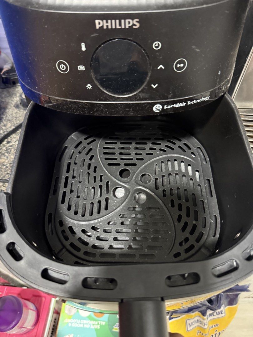 Philips Air Fryer Rapid Air Technology (Category: Fryers) located in Cavite. Submitted by berniemedina (Listing ID 1455374780, Image 2). Description: - Philips Air Fryer with Rapid Air Technology - Sleek black exterior with silver handle - Easy-to-use digital display - Removable basket for hassle-free cleaning - Perfect for healthier cooking - In excellent working condition.