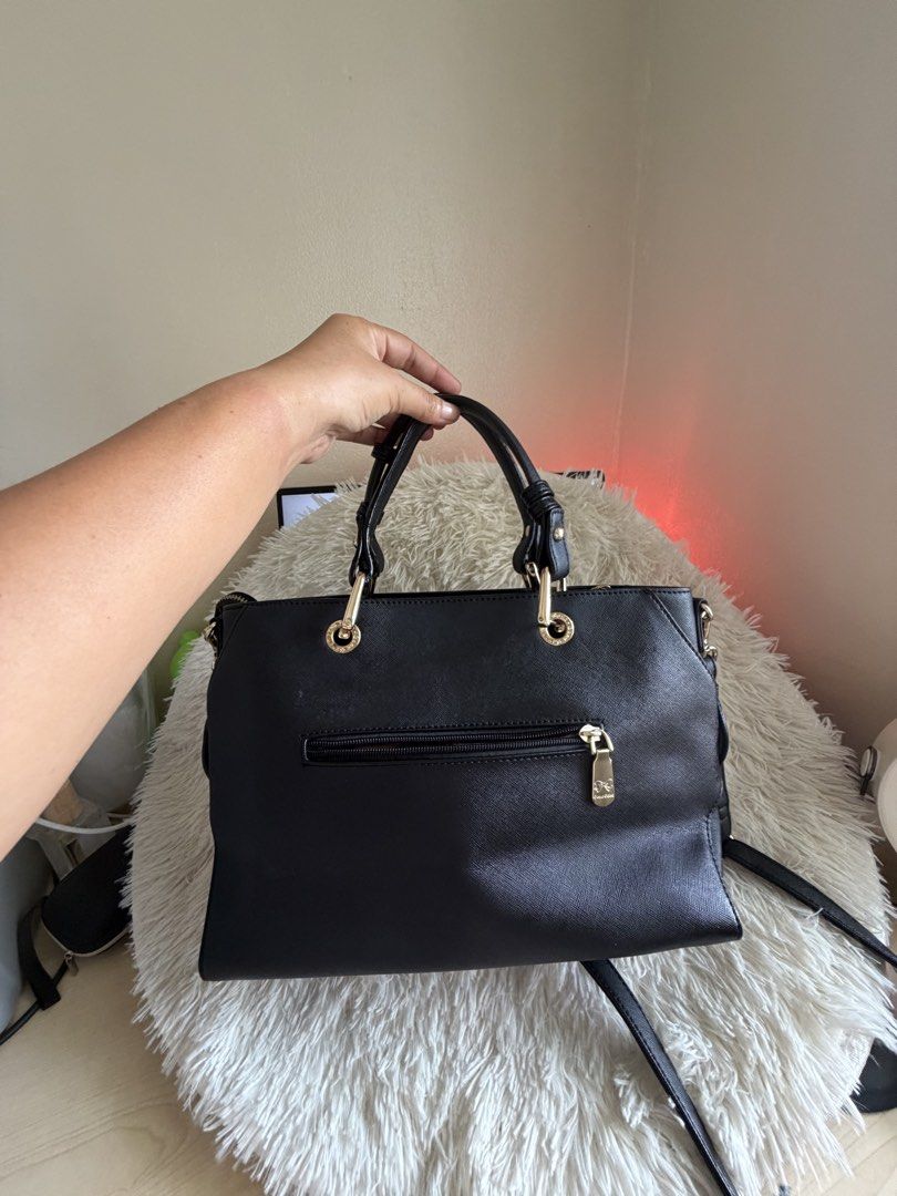 Preloved Authentic Bana Bana Crossbody bag (Category: Cross-body Bags) located in General Mariano Alvarez. Submitted by maxiscollections (Listing ID 1455335469, Image 3). Description: Preloved Authentic Bana Bana Crossbody bag Genuine leather Black color Medium size Sourced from Korea.