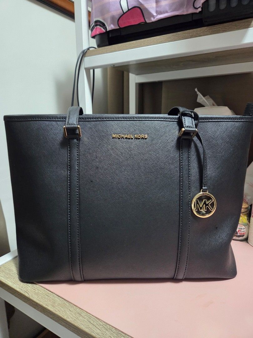 Preloved Bag (Category: Luxury Bags & Wallets) located in Manila. Submitted by kloeva (Listing ID 1455452456, Image 1). Description: MK Jet Set Tote Bag.