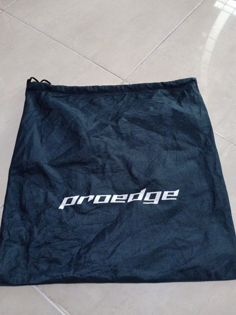 Proedge Drawstring Bag (Category: Cross-body Bags) located in Kluang. Submitted by ybbandels (Listing ID 1455403039, Image 1). Description: - Dark blue drawstring bag - Features Proedge logo on the front - Ideal for storing shoes or small essentials - Secure drawstring closure for easy access and safety - Simple, functional, and versatile design.
