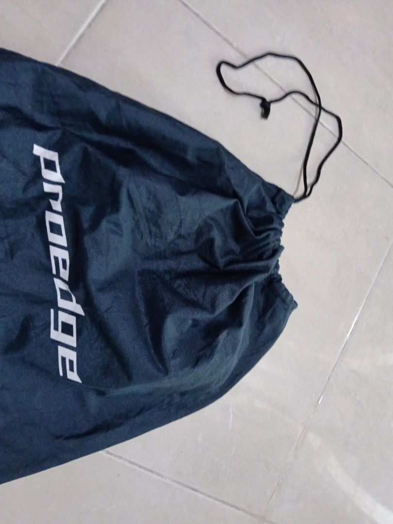 Proedge Drawstring Bag (Category: Cross-body Bags) located in Kluang. Submitted by ybbandels (Listing ID 1455403039, Image 2). Description: - Dark blue drawstring bag - Features Proedge logo on the front - Ideal for storing shoes or small essentials - Secure drawstring closure for easy access and safety - Simple, functional, and versatile design.