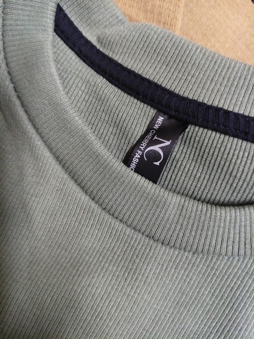 Random Sweatshirt (Category: Tshirts & Polo Shirts) located in Tanah Merah. Submitted by dyaa.naa (Listing ID 1455472621, Image 2). Description: 🏷️ Army Green 🏷️ NC New Cherry Fashion 🏷️Size M 🔹 dd fit to 40 🌷postage as soon as possible.