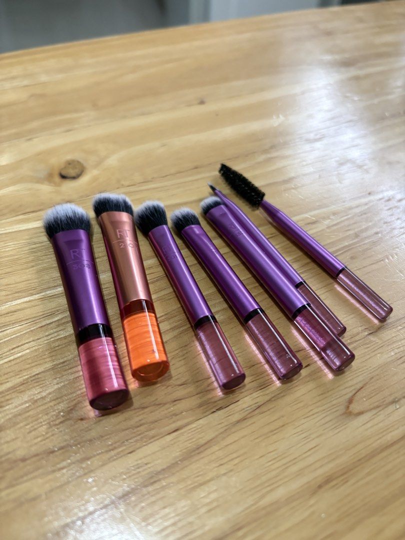 Real Techniques Travel Fantasy Mini Brush Set (Category: Makeup) located in Quezon City. Submitted by thecuratedcollective (Listing ID 1452106838, Image 1). Description: Real Techniques Travel Fantasy Mini Brush Set 7pcs - mini expert concealer 210 - mini spoolie - mini medium shadow brush 308 - mini smudge brush 332 - mini shading brush 307 - mini base shadow brush 301 - mini definer brush 313 All authentic Never used, actually, but washed and s