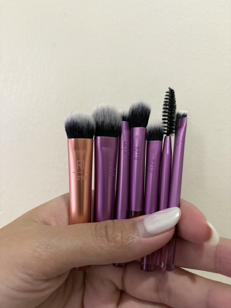 Real Techniques Travel Fantasy Mini Brush Set (Category: Makeup) located in Quezon City. Submitted by thecuratedcollective (Listing ID 1452106838, Image 2). Description: Real Techniques Travel Fantasy Mini Brush Set 7pcs - mini expert concealer 210 - mini spoolie - mini medium shadow brush 308 - mini smudge brush 332 - mini shading brush 307 - mini base shadow brush 301 - mini definer brush 313 All authentic Never used, actually, but washed and s