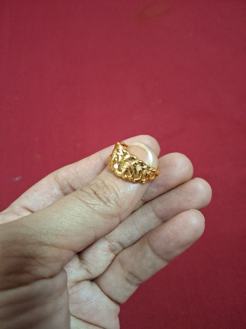Ring (Category: Rings) located in Singapore. Submitted by gummiebearr (Listing ID 1455374175, Image 3). Description: size 6.