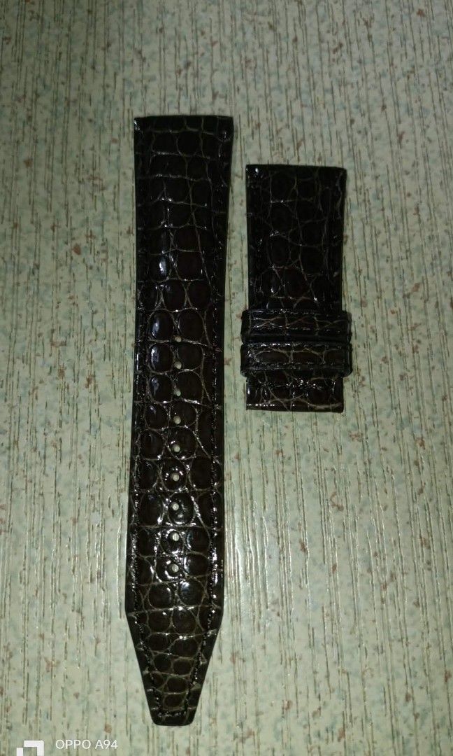 Seiko leather strap (Category: Luxury Watches) located in Quezon City. Submitted by Bernz (Listing ID 1455380189, Image 2). Description: Brand: SeikoPart Code: C00C W 24Lug Width: 24 mm (indicated by the "24" stamped on the underside)Origin: Made in JapanMaterial: Genuine leather lining with an alligator/crocodile style embossed dark exterior..