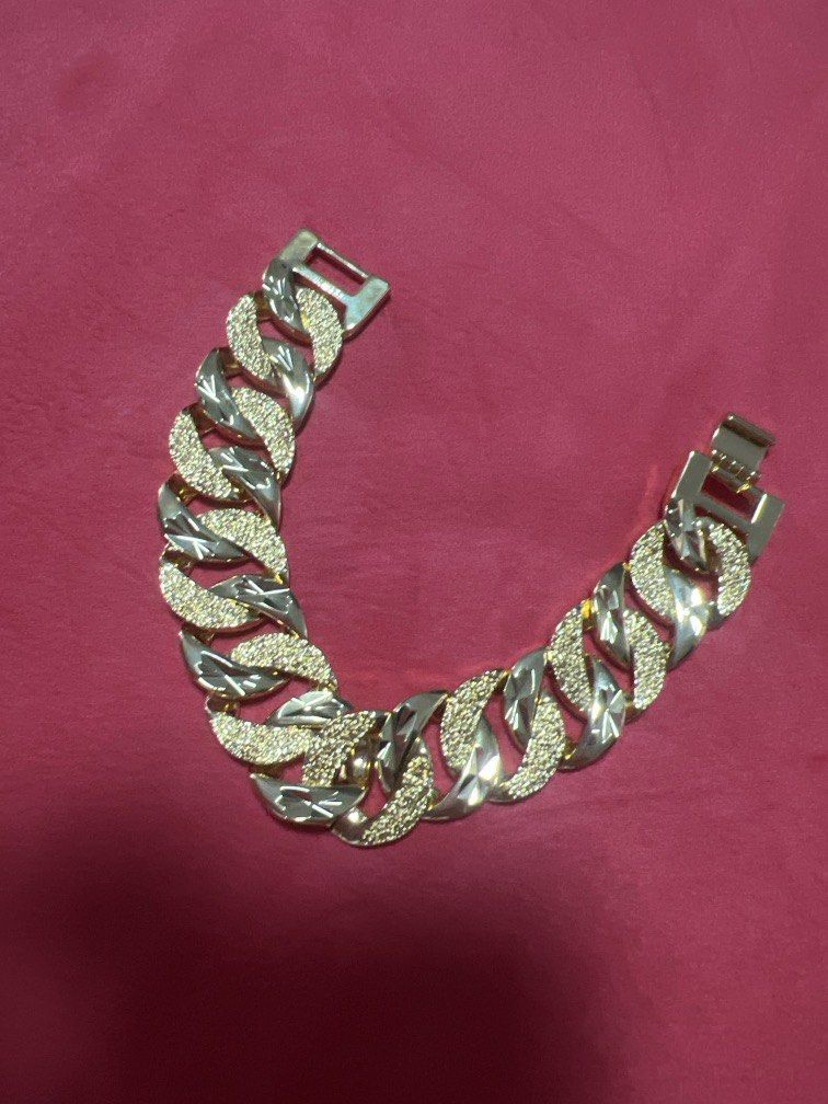 Solid gold bracelets (Category: Bracelets) located in Singapore. Submitted by gold_love_138 (Listing ID 1455417840, Image 3). Description: 2.0 thickness Can not pawn.