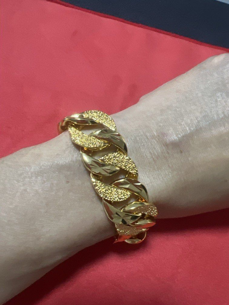 Solid gold bracelets (Category: Bracelets) located in Singapore. Submitted by gold_love_138 (Listing ID 1455417840, Image 1). Description: 2.0 thickness Can not pawn.