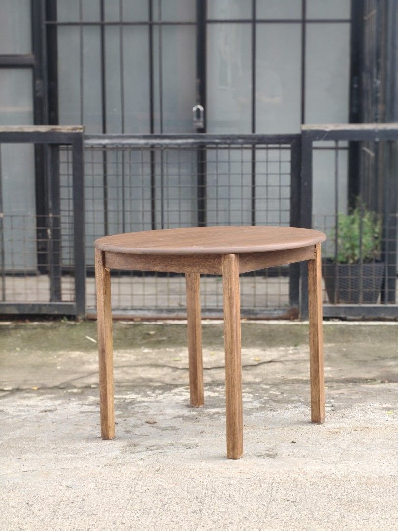 Solid wood round dining / cafe table (Category: Tables & Sets) located in Cavite. Submitted by yourownspace.tgyty (Listing ID 1455323849, Image 2). Description: newly refinished. solid wood round dining / cafe table.