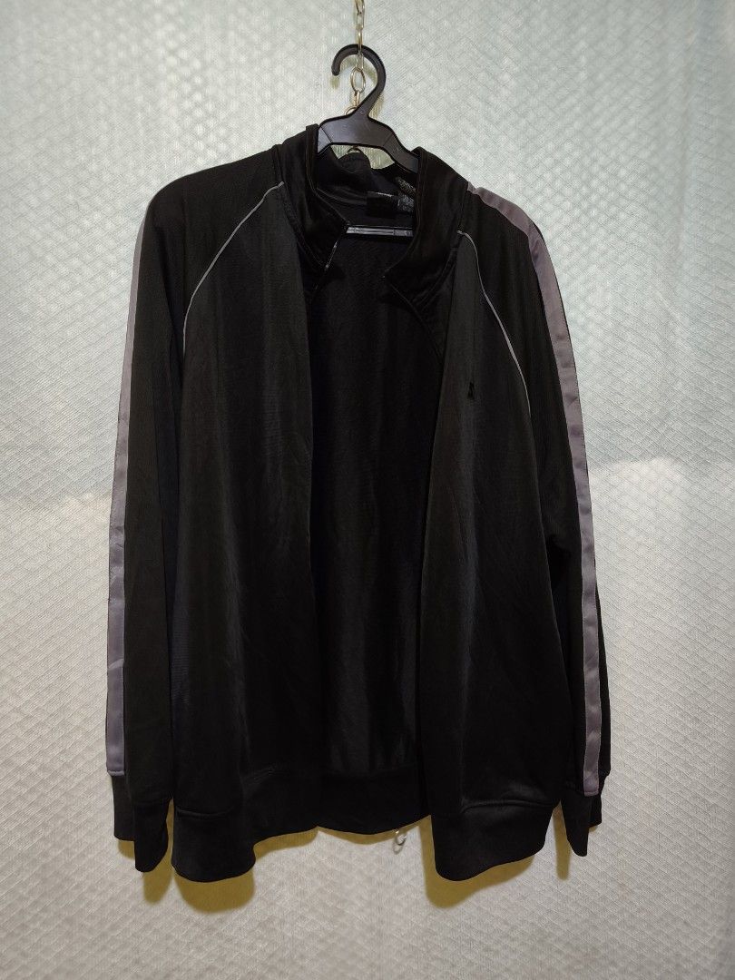 Starter Track jacket (Category: Activewear) located in La Paz. Submitted by carou89146 (Listing ID 1455418299, Image 2). Description: This is a genuine starter , I'm selling low because its zipper needs some repair. The jacket still lightly used but since it's zipper is not working I marked it as well used. XL on tags but may fit 2xL. Needs some washing, it was stored for some time. GCash plus sf location Ilocos Province jnt .