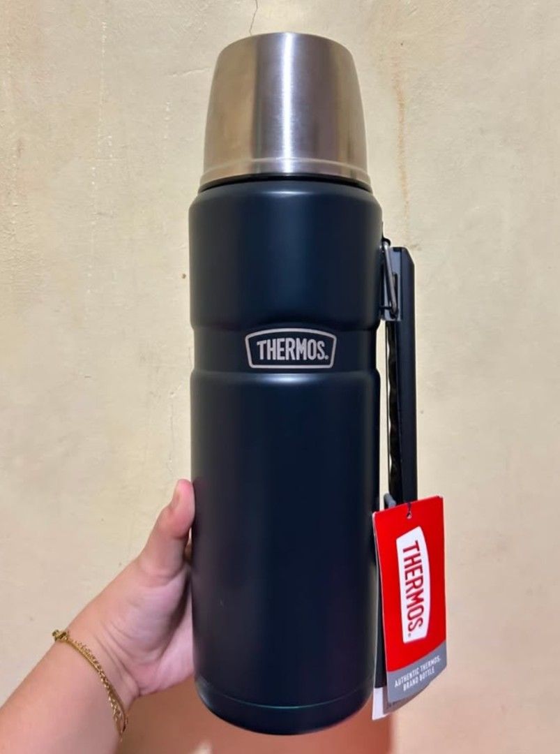 Thermos 40oz (Category: Water Bottles & Tumblers) located in Mandaluyong City. Submitted by twovv (Listing ID 1455437182, Image 2). Description: Thermos Stainless King Vacuum-Insulated Beverage Bottle in rustic red with a convenient folding carry handle. Uses Thermos vacuum insulation technology to keep drinks hot or cold for up to 24 hours. Features a durable stainless steel interior and exterior with a twist-and-pour stopper. Includes an insula