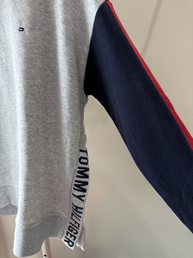 Tommy Hilfiger Pullover Sweater (Category: Coats, Jackets and Outerwear) located in Bulacan. Submitted by _arislmt (Listing ID 1455391029, Image 3). Description: Missing drawstrings (see last photo for reference) No stains.