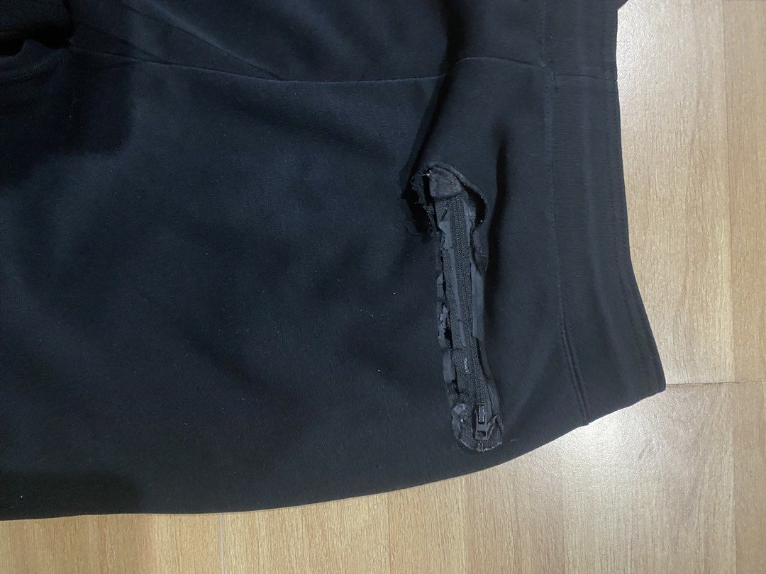 Uniqlo Dry Stretch Sweatpants (Category: Joggers) located in Santa Rosa. Submitted by lesssojuplease (Listing ID 1455411078, Image 2). Description: Size medium on tag fits 32-26 Back zipper issue All zippers working Selling as is Ship via J&T, Lalamove Location: Sta. Rosa, Laguna.
