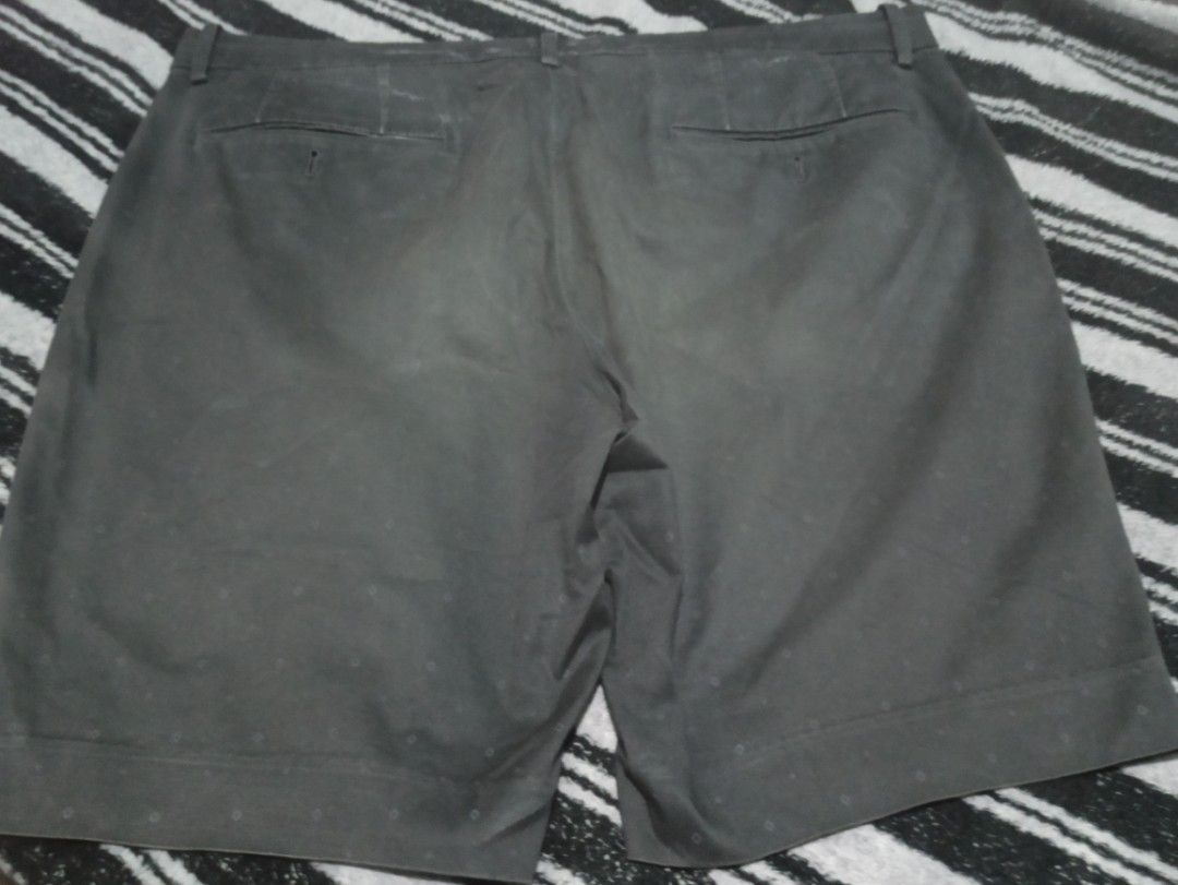Uniqlo Men's Shorts Size 32 Grey Patterned (Category: Shorts) located in Muntinlupa City. Submitted by ly.clothes (Listing ID 1455423188, Image 2). Description: - Uniqlo Grey Shorts for Men - Size: 32 - Subtle patterned texture all over - Two front pockets, two back pockets - Button and zip closure - Perfect for casual wear.