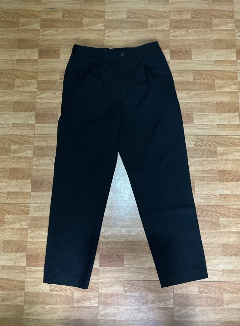 Uniqlo Pants (Category: Chinos) located in Cabuyao City. Submitted by chebss (Listing ID 1455416705, Image 1). Description: waist: 76-84cm length: 42.