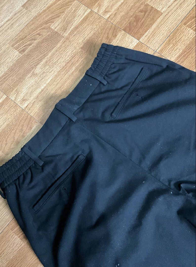 Uniqlo Pants (Category: Chinos) located in Cabuyao City. Submitted by chebss (Listing ID 1455416705, Image 3). Description: waist: 76-84cm length: 42.