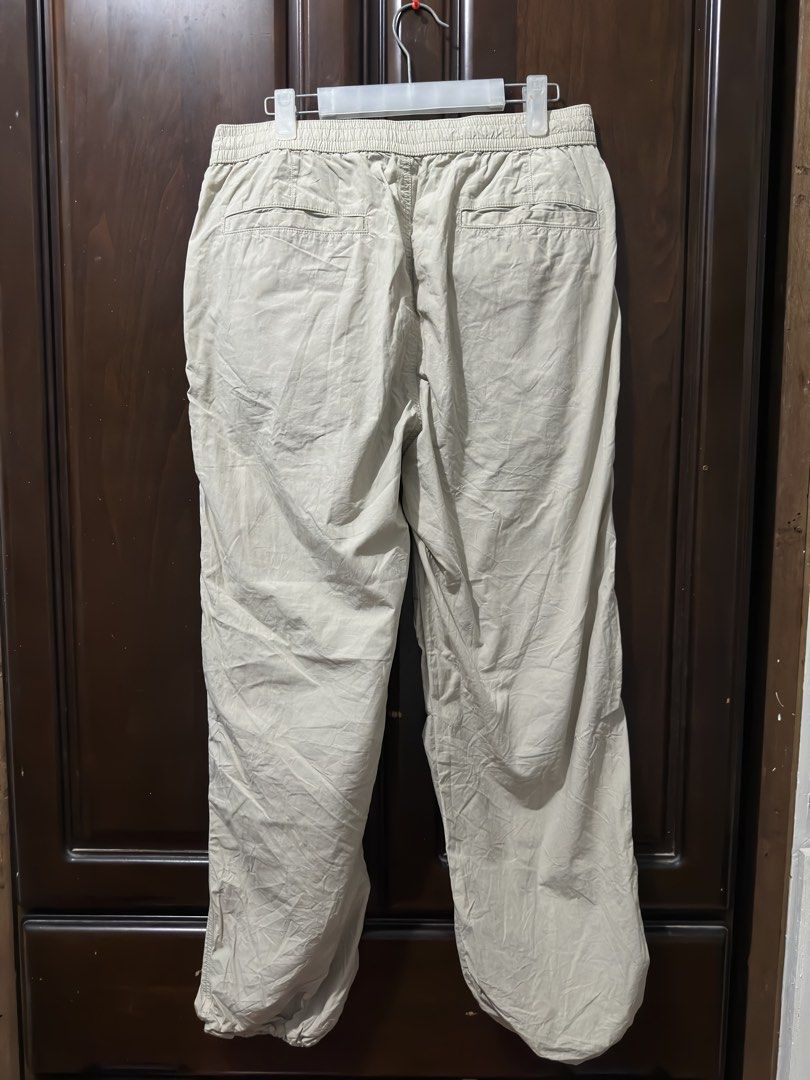 Uniqlo Parachute Pants Medium Mens (Category: Jeans) located in Bacoor. Submitted by wakoko115 (Listing ID 1455441466, Image 2). Description: Parachute Pants * Brand: UNIQLO * Size: M * Type/Model: Parachute Pants (Men) * Code: 463991 * Dimes: 30 W x 39 L * Issue: stains sa right leg Can do meetups in Bacoor Cavite or nearby areas Shipping thru Lalamove or JNT MOP: BDO, Maya, or Gcash .