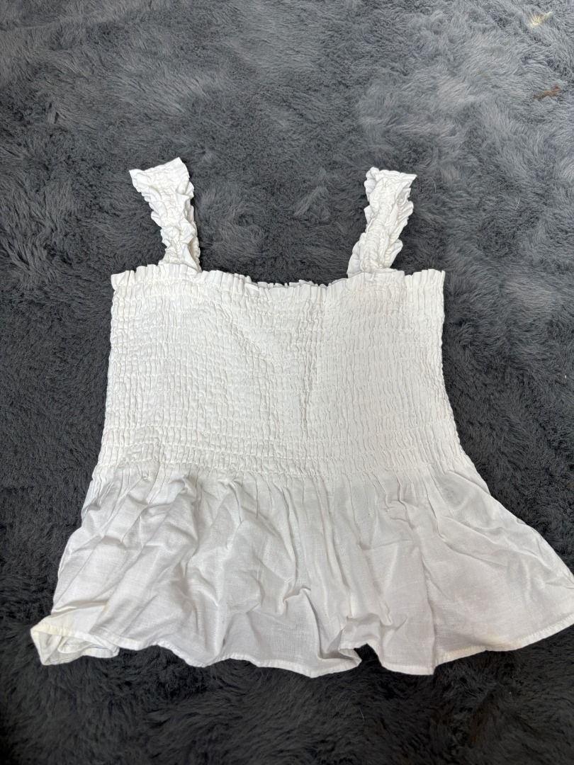 Uniqlo White Sleevless Top (Category: Sleeveless) located in Antipolo. Submitted by dddeclutter (Listing ID 1455415478, Image 1). Description: Uniqlo White Sleevless Top Size: S Color: White Dimensions: 41cm H x 26cm W RFS: Decluttering Price: 700.