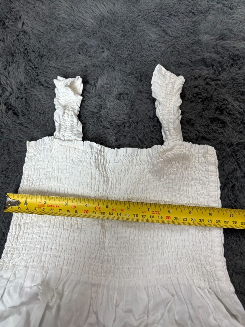 Uniqlo White Sleevless Top (Category: Sleeveless) located in Antipolo. Submitted by dddeclutter (Listing ID 1455415478, Image 3). Description: Uniqlo White Sleevless Top Size: S Color: White Dimensions: 41cm H x 26cm W RFS: Decluttering Price: 700.
