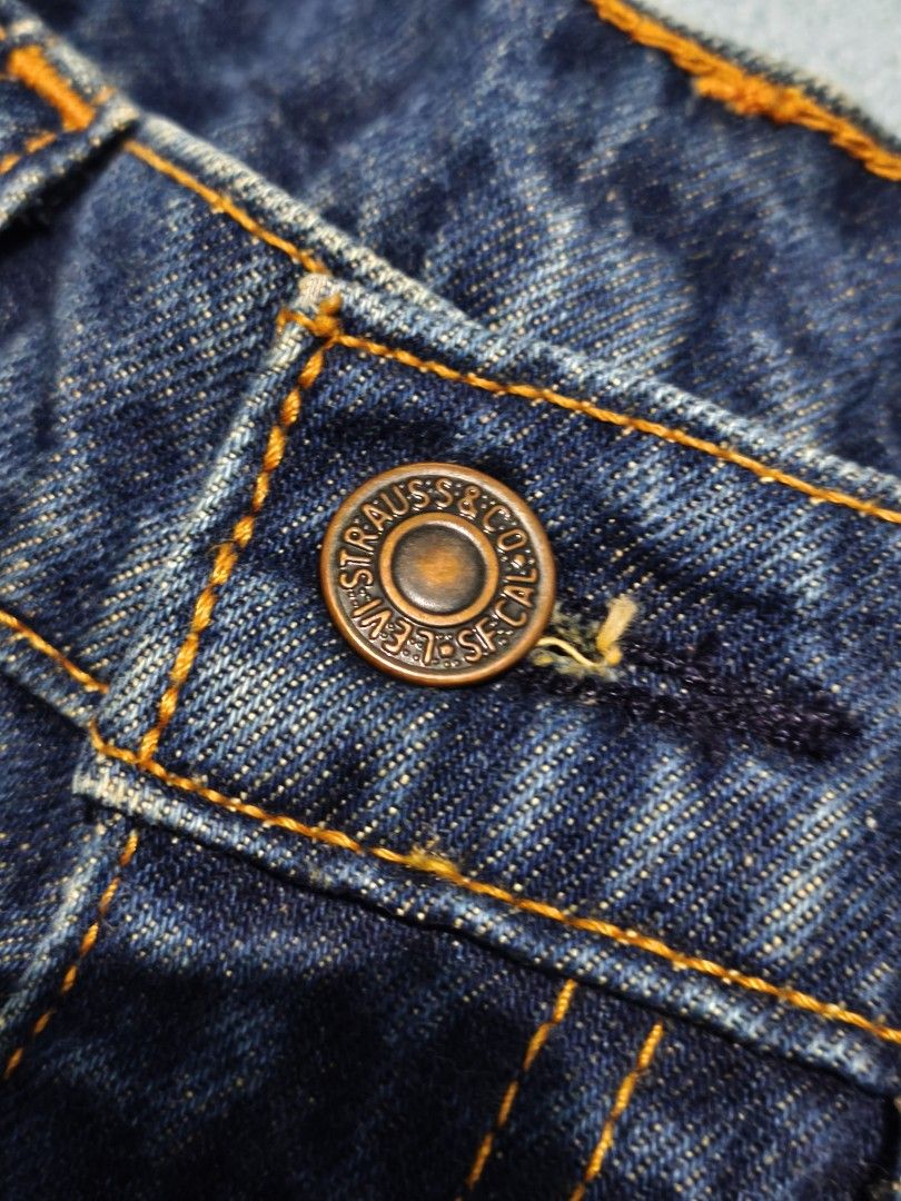 Vintage Levi's 505 Cuttered Straight Jeans (Category: Jeans) located in Floridablanca. Submitted by vintager12 (Listing ID 1455493049, Image 3). Description: - Classic Levi's 505 jeans - Dark wash denim - Button fly closure - Straight leg fit - Size: W32 L31 - Note: Some fraying at the hem - Ideal for everyday wear.