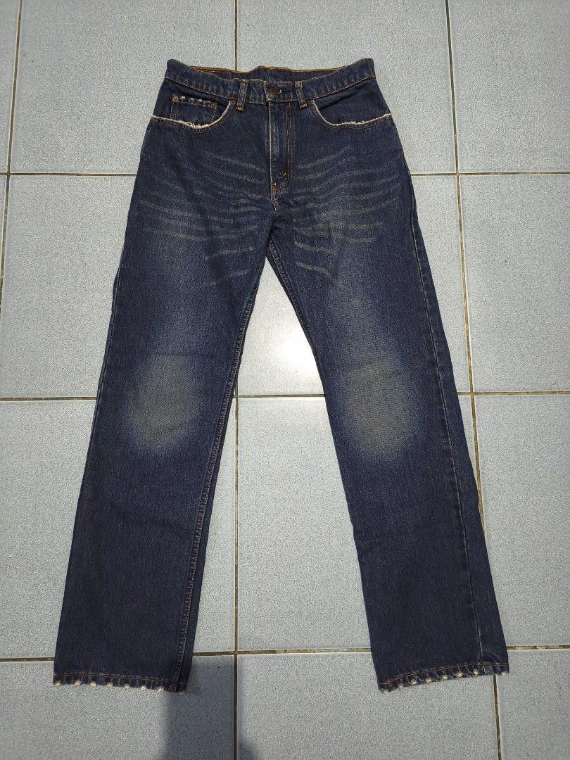 Vintage Levi's 505 Cuttered Straight Jeans (Category: Jeans) located in Floridablanca. Submitted by vintager12 (Listing ID 1455493049, Image 2). Description: - Classic Levi's 505 jeans - Dark wash denim - Button fly closure - Straight leg fit - Size: W32 L31 - Note: Some fraying at the hem - Ideal for everyday wear.