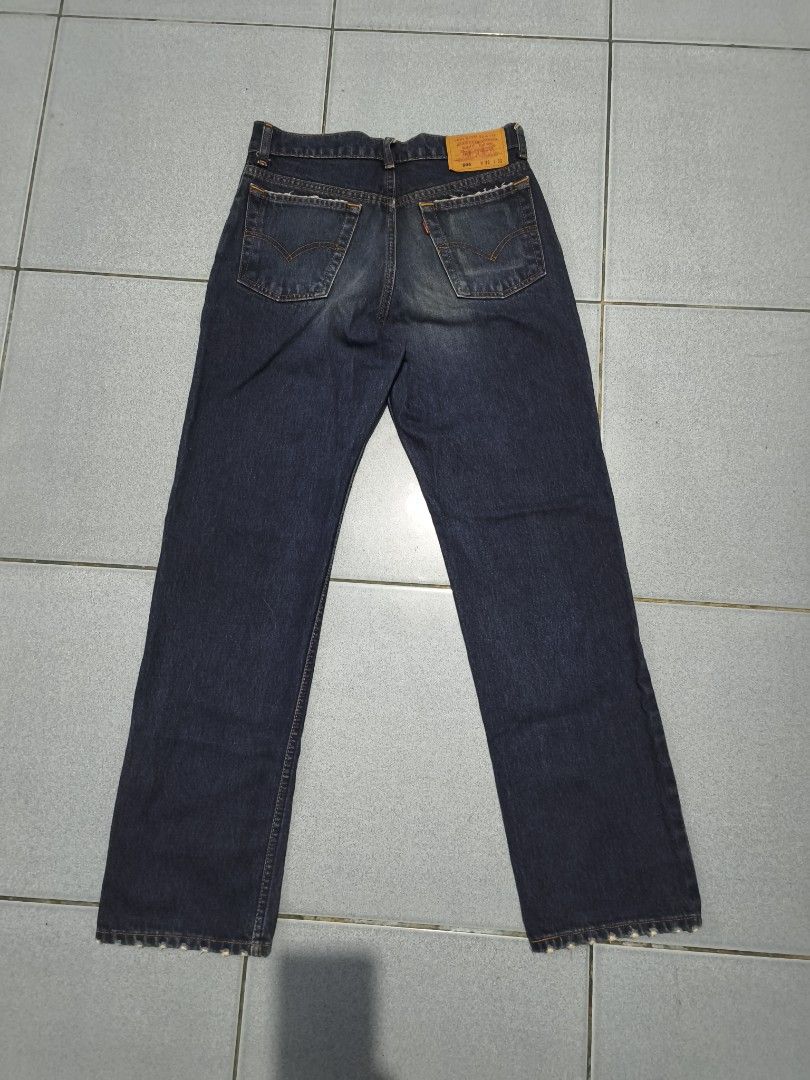 Vintage Levi's 505 Cuttered Straight Jeans (Category: Jeans) located in Floridablanca. Submitted by vintager12 (Listing ID 1455493049, Image 1). Description: - Classic Levi's 505 jeans - Dark wash denim - Button fly closure - Straight leg fit - Size: W32 L31 - Note: Some fraying at the hem - Ideal for everyday wear.