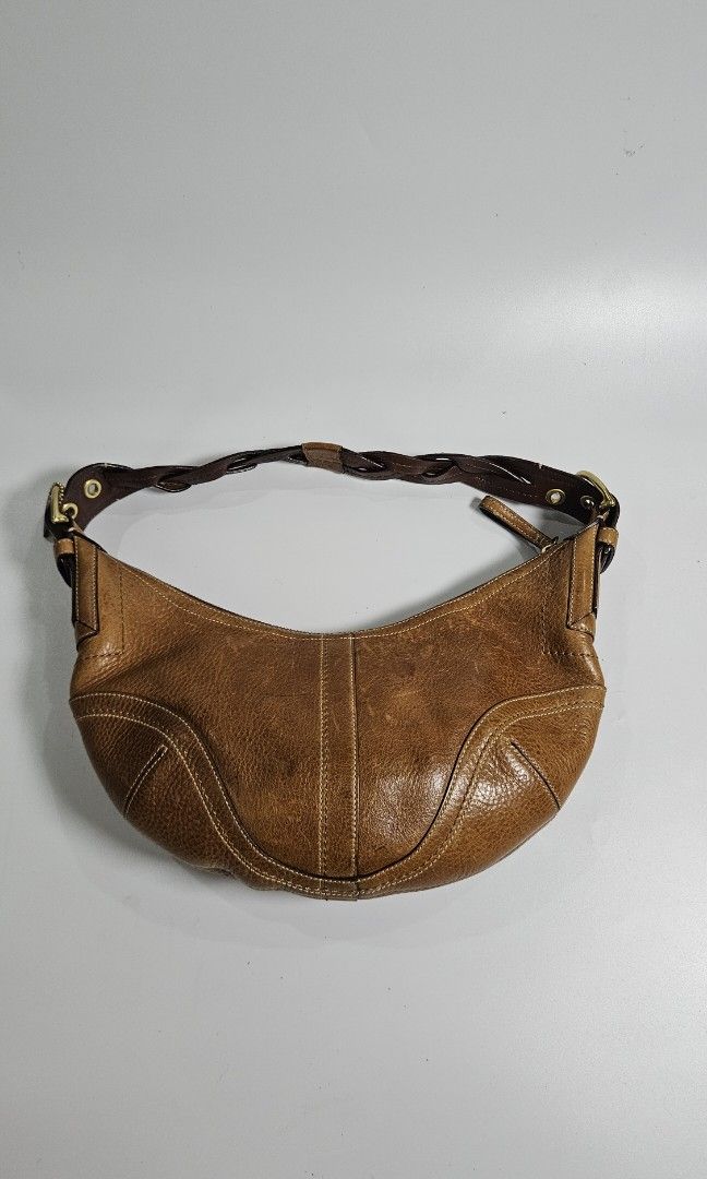 Coach Soho brown leather shoulder bag (Category: Luxury Bags & Wallets) located in Alfonso. Submitted by jbcamet (Listing ID 1455250641, Image 1). Description: vintage Y2K Coach Soho Dylan brown pebbled leather hobo bag authentic no issue.
