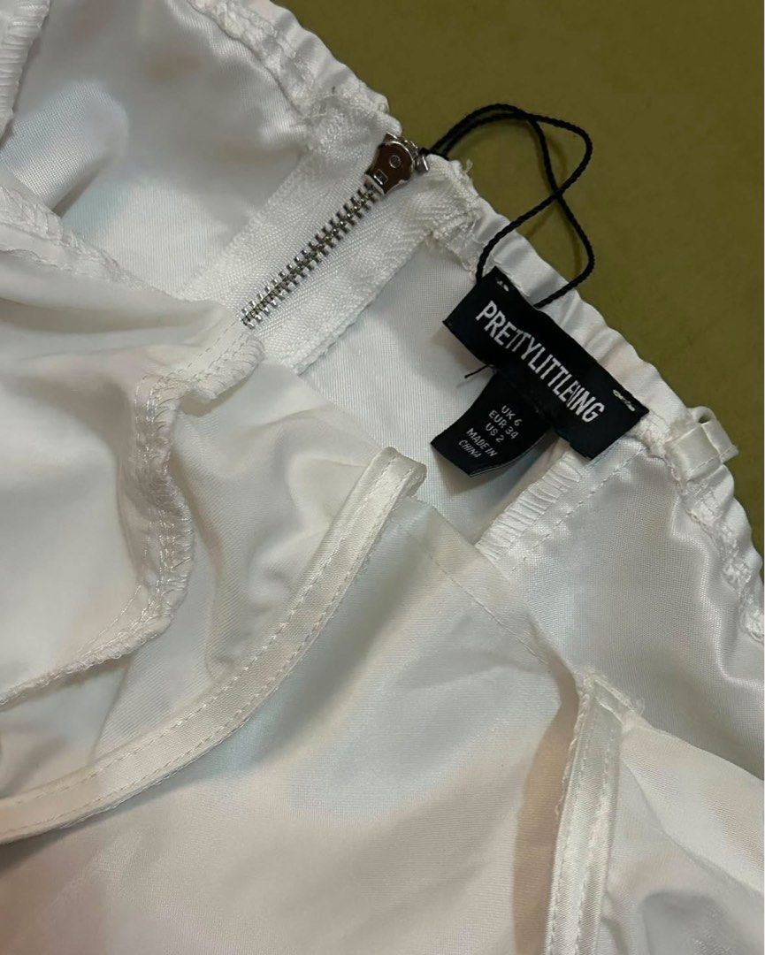 White Corset with boning (Category: Sleeveless) located in Muntinlupa City. Submitted by bbiblythe (Listing ID 1455350967, Image 2). Description: brand new! rfs: was supposed to wear it to an event but i didn't end up goingg.