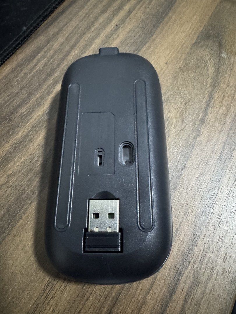 Wireless Mouse (Category: Mouse & Mousepads) located in Singapore. Submitted by bouquetteaaa (Listing ID 1455432829, Image 2). Description: - Sleek matte black wireless mouse - Minimalist and ergonomic design - Easy plug-and-play setup with USB receiver - Compatible with most devices - Excellent working condition.