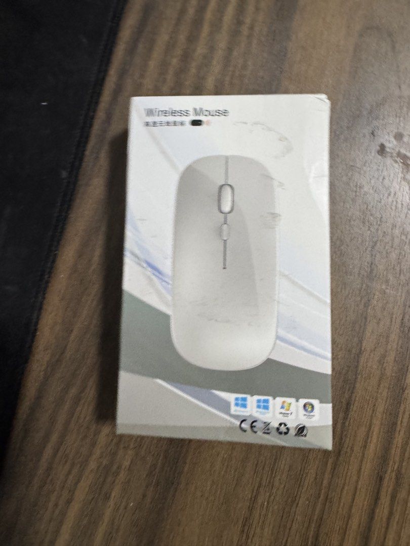 Wireless Mouse (Category: Mouse & Mousepads) located in Singapore. Submitted by bouquetteaaa (Listing ID 1455432829, Image 3). Description: - Sleek matte black wireless mouse - Minimalist and ergonomic design - Easy plug-and-play setup with USB receiver - Compatible with most devices - Excellent working condition.