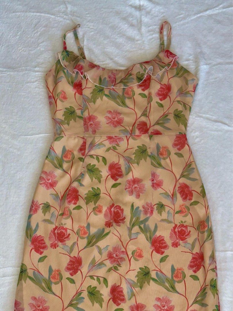 yellow floral long dress (Category: Dresses) located in Las Pinas. Submitted by cccurations (Listing ID 1455419438, Image 2). Description: 🔖 yellow floral long dress 🪡 brand: YXSMY 🪡 size on tag: L (i’m a S-M but this dress fits me cute!) 🪡 length: 45” 🪡 shoulder to pit: 9.5” 🪡 bust: 30” 🪡 waist: 29” 🪡 adjustble straps 🪡 double lined 🪡 zipper on the back 🪡 pretty floral prints! 🪡 perfect for summer or weddings 💐 🪡 one of our favorit