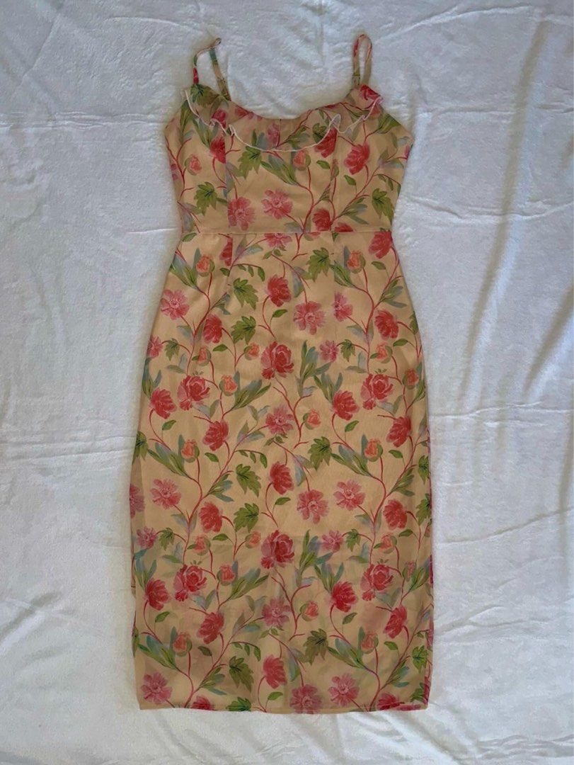 yellow floral long dress (Category: Dresses) located in Las Pinas. Submitted by cccurations (Listing ID 1455419438, Image 1). Description: 🔖 yellow floral long dress 🪡 brand: YXSMY 🪡 size on tag: L (i’m a S-M but this dress fits me cute!) 🪡 length: 45” 🪡 shoulder to pit: 9.5” 🪡 bust: 30” 🪡 waist: 29” 🪡 adjustble straps 🪡 double lined 🪡 zipper on the back 🪡 pretty floral prints! 🪡 perfect for summer or weddings 💐 🪡 one of our favorit