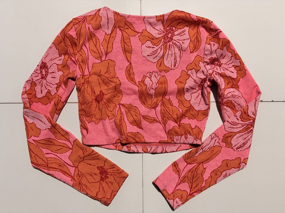 Zara Pink Floral Croptop (Category: Others Tops) located in Santa Rosa. Submitted by vicchamp (Listing ID 1455427228, Image 2). Description: 14x12.