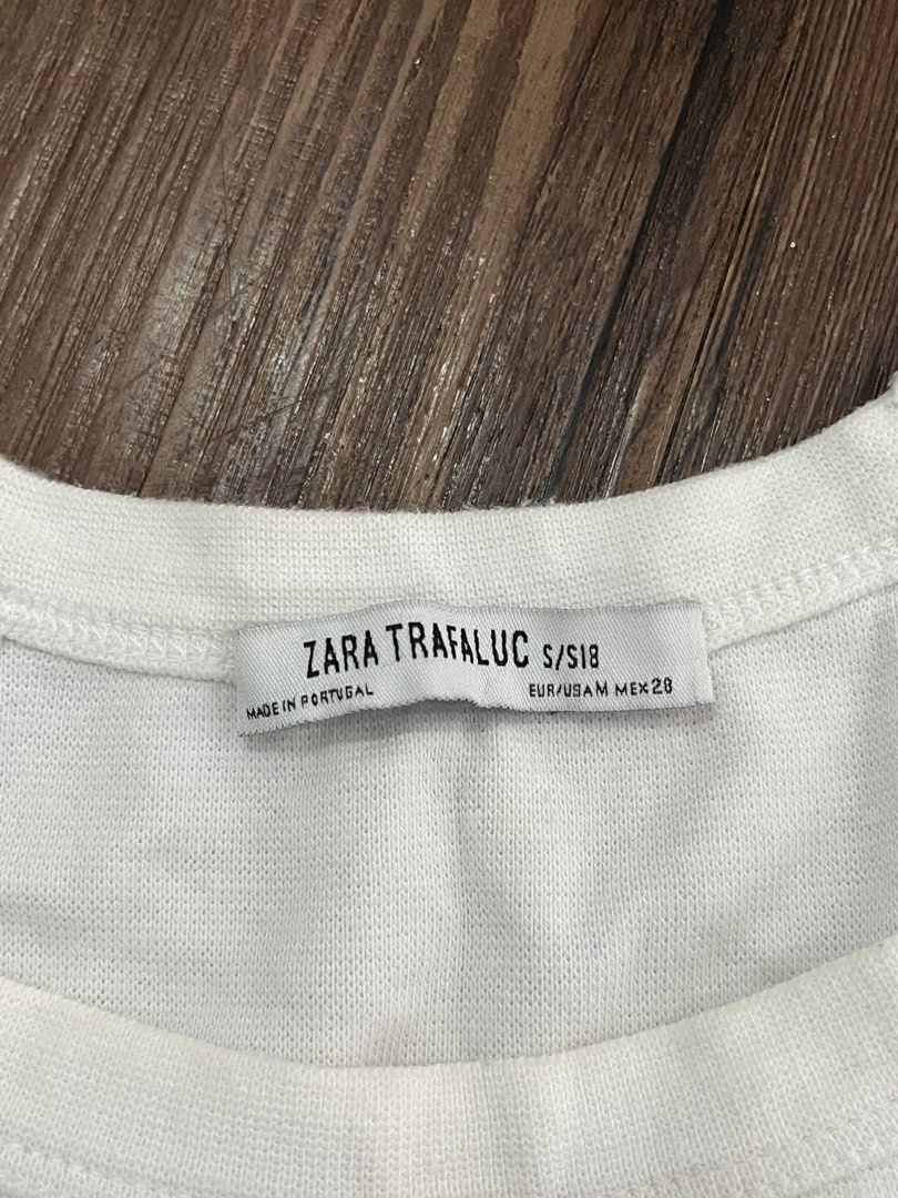 Zara Trafaluc White Halter Crop Top (Category: Sleeveless) located in Muntinlupa City. Submitted by lovedbysabel (Listing ID 1455351411, Image 3). Description: Zara Trafaluc White Crop Top This top has no flaws and is still super white. Bought from Zara Greenbelt. Used only twice. Selling because it’s a bit big on me. I thought I needed to size up since I’m usually XS-S. Additional photos or a video call can be provided for full transparency :).